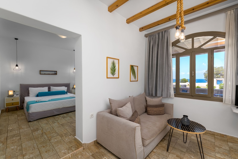 En Plo Boutique Suites — Hotel rooms in Oia, South Aegean