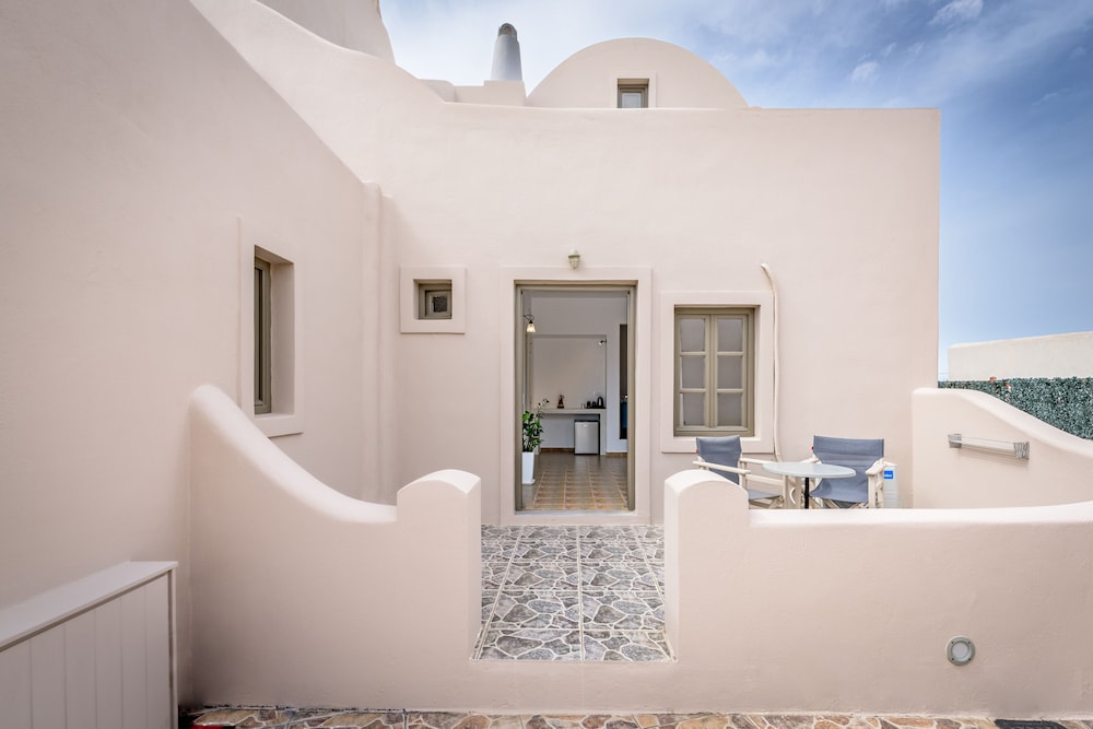 En Plo Boutique Suites — Hotel building in Oia, South Aegean
