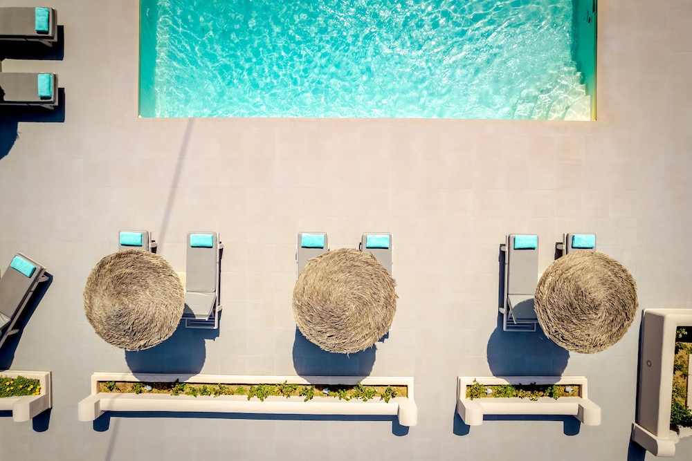 En Plo Boutique Suites — Swimming pool in Oia, South Aegean
