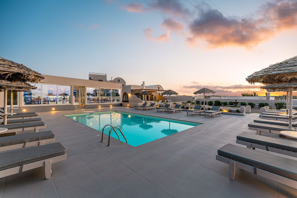 En Plo Boutique Suites — Swimming pool in Oia, South Aegean