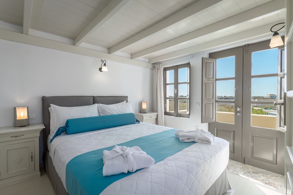 En Plo Boutique Suites — Hotel rooms in Oia, South Aegean
