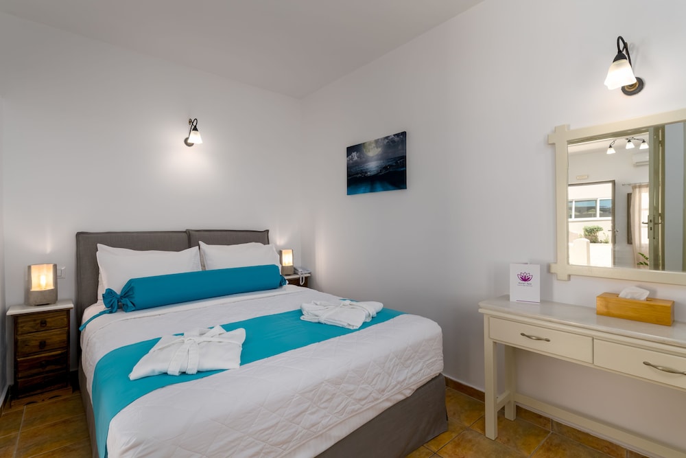 En Plo Boutique Suites — Hotel rooms in Oia, South Aegean