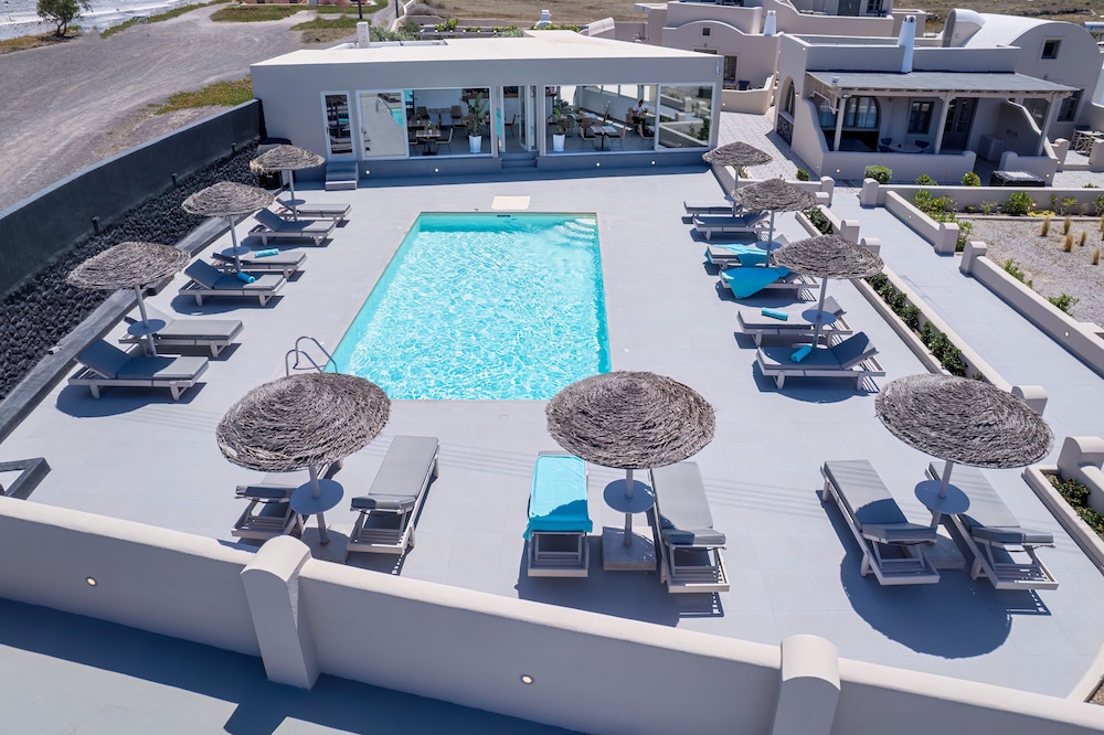 En Plo Boutique Suites — Swimming pool in Oia, South Aegean