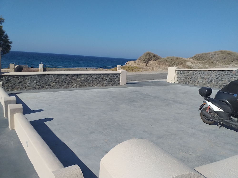 En Plo Boutique Suites — Beach in Oia, South Aegean