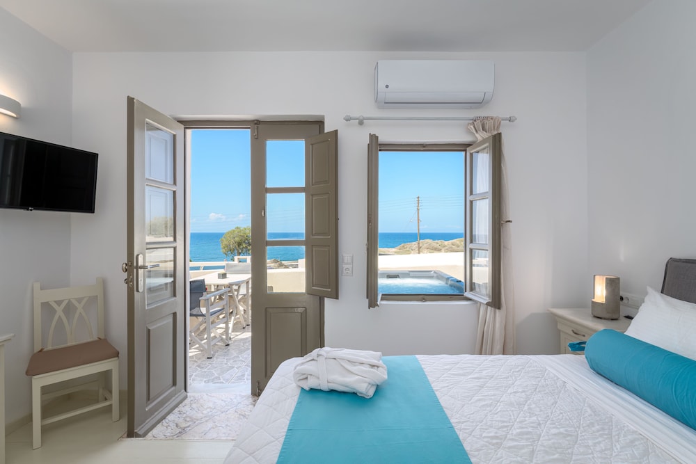 En Plo Boutique Suites — Hotel rooms in Oia, South Aegean