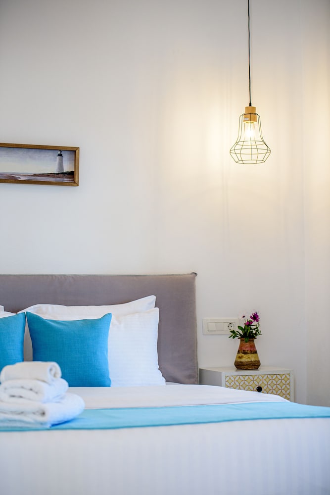 En Plo Boutique Suites — Hotel rooms in Oia, South Aegean