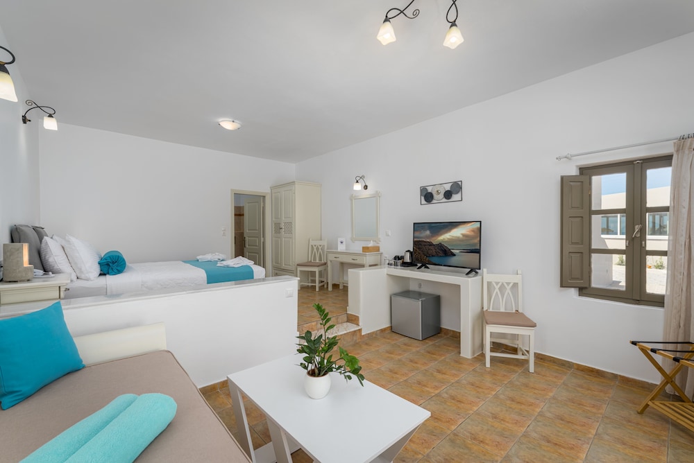 En Plo Boutique Suites — Hotel rooms in Oia, South Aegean