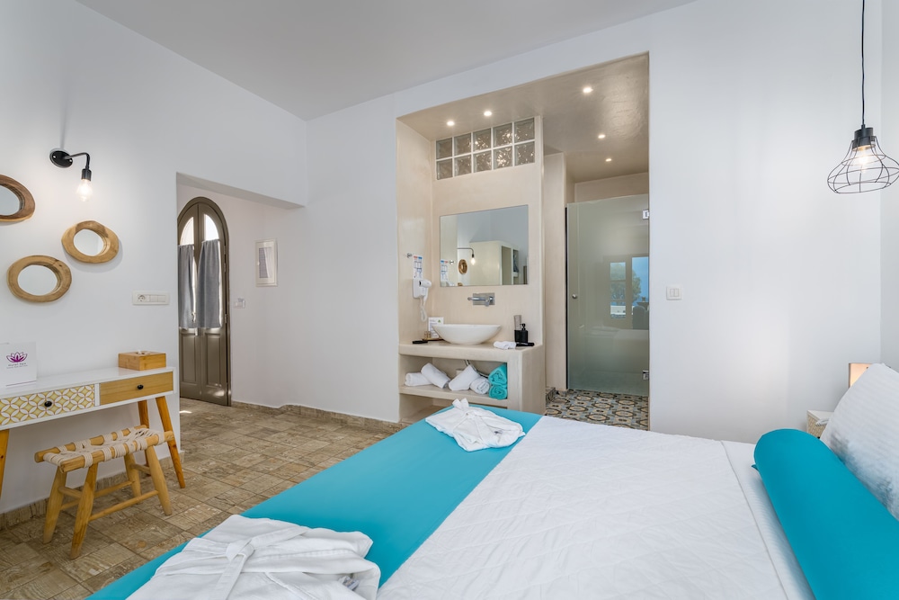 En Plo Boutique Suites — Hotel rooms in Oia, South Aegean
