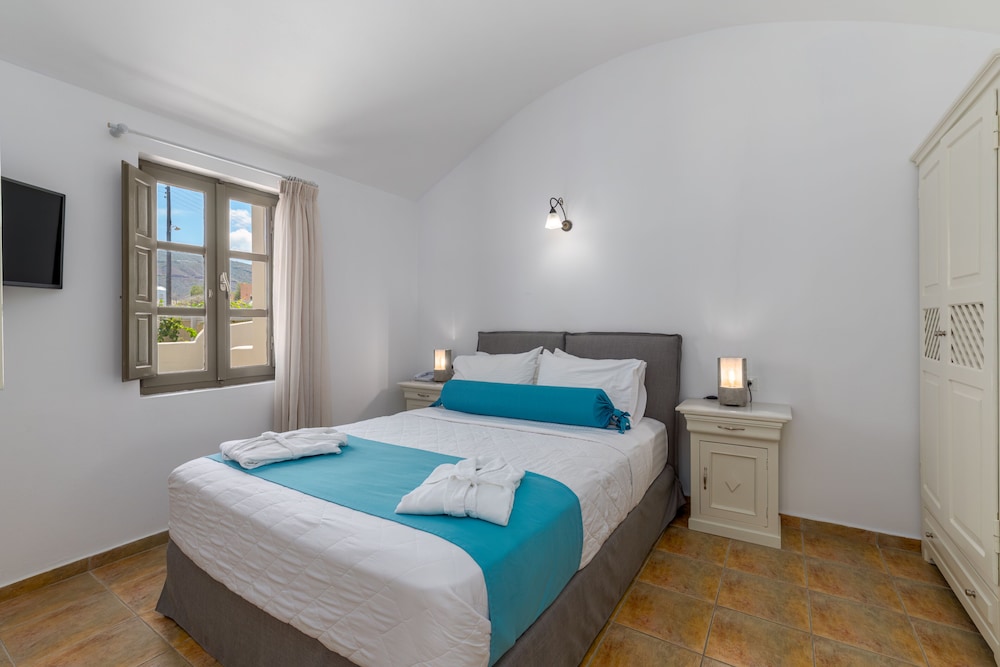 En Plo Boutique Suites — Hotel rooms in Oia, South Aegean