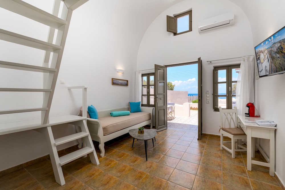 En Plo Boutique Suites — Hotel rooms in Oia, South Aegean