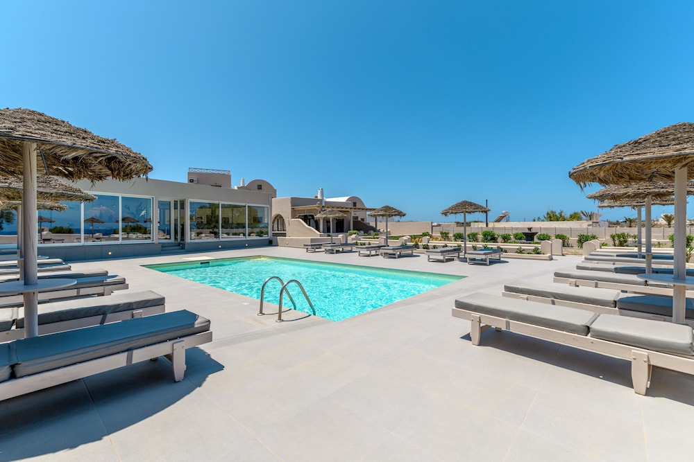 En Plo Boutique Suites — Swimming pool in Oia, South Aegean