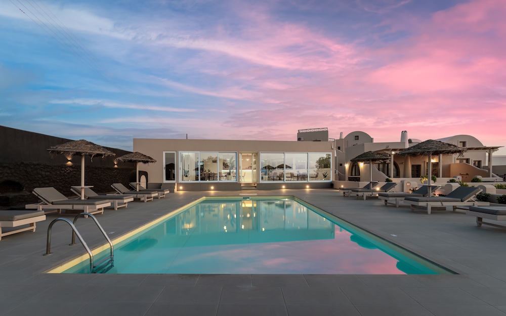 En Plo Boutique Suites — Swimming pool in Oia, South Aegean