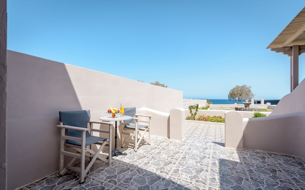 En Plo Boutique Suites — Hotel rooms in Oia, South Aegean