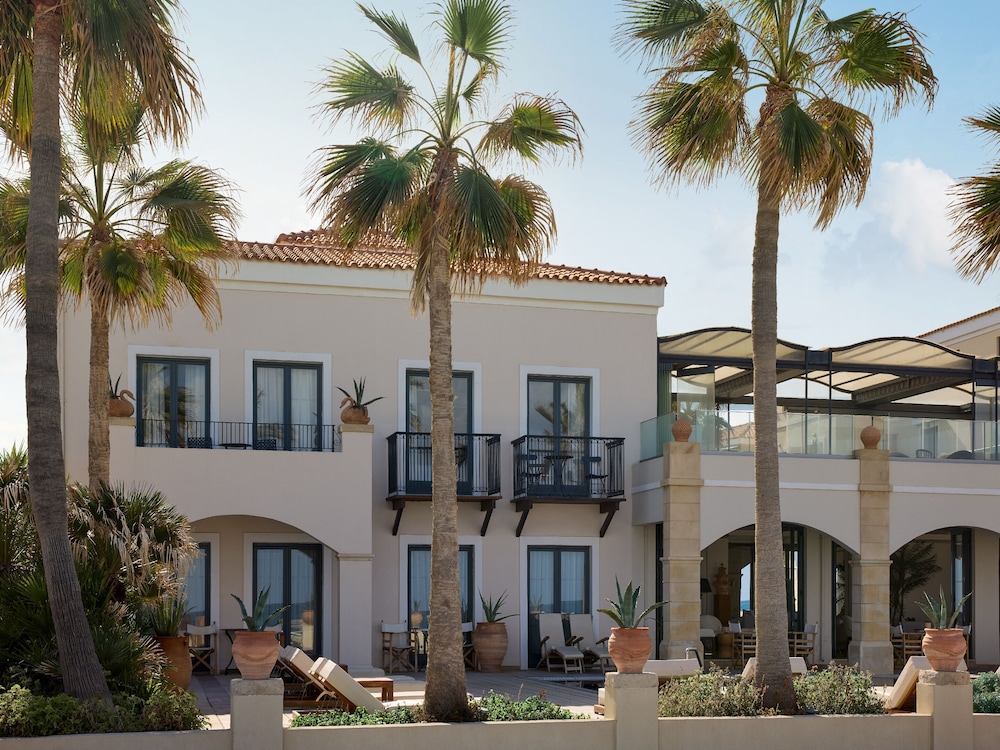 Grecotel Plaza Beach House — Hotel building in Rethymnon