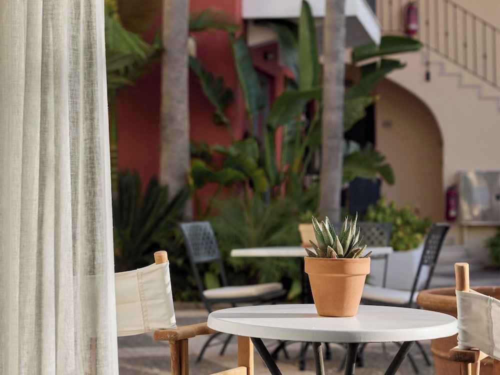 Grecotel Plaza Beach House — Hotel building in Rethymnon