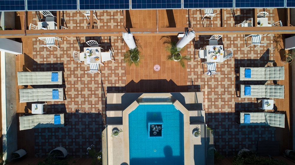 Halepa Hotel — Swimming pool in Chania