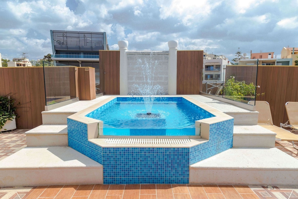 Halepa Hotel — Swimming pool in Chania