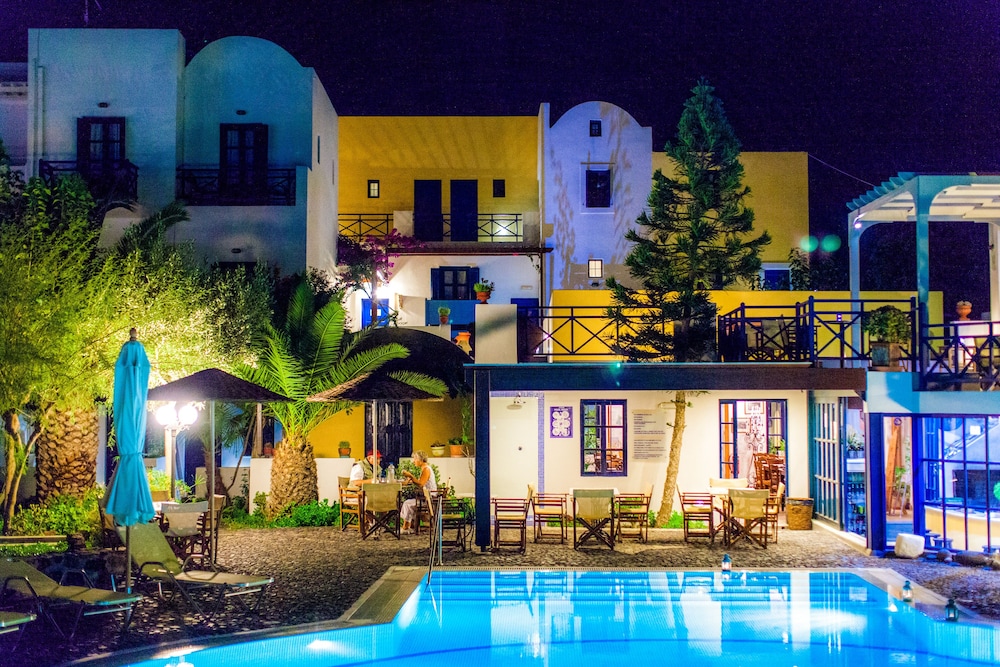 Hotel Kalimera — Hotel building in Akrotiri, South Aegean