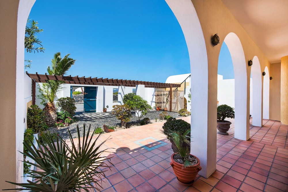 Hotel Kalimera — Hotel building in Akrotiri, South Aegean