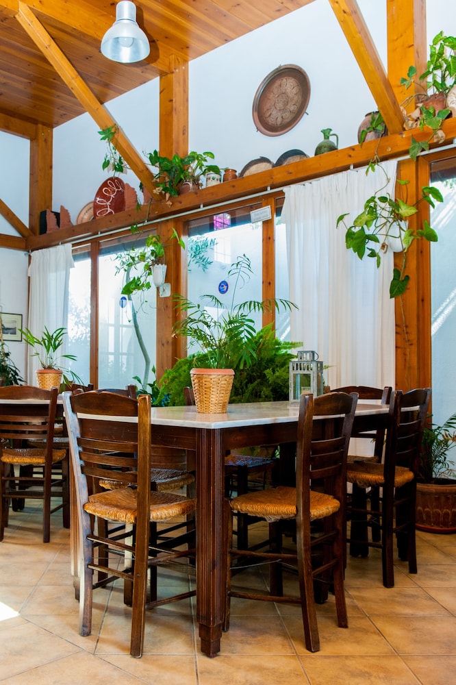 Hotel Kalimera — Restaurant & bars in Akrotiri, South Aegean