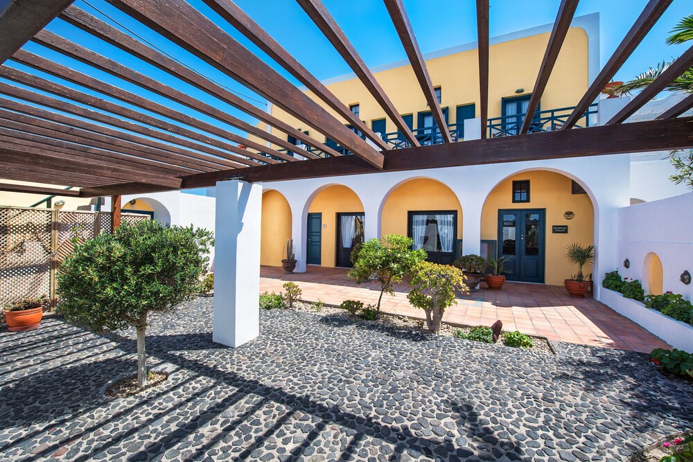 Hotel Kalimera — Hotel building in Akrotiri, South Aegean