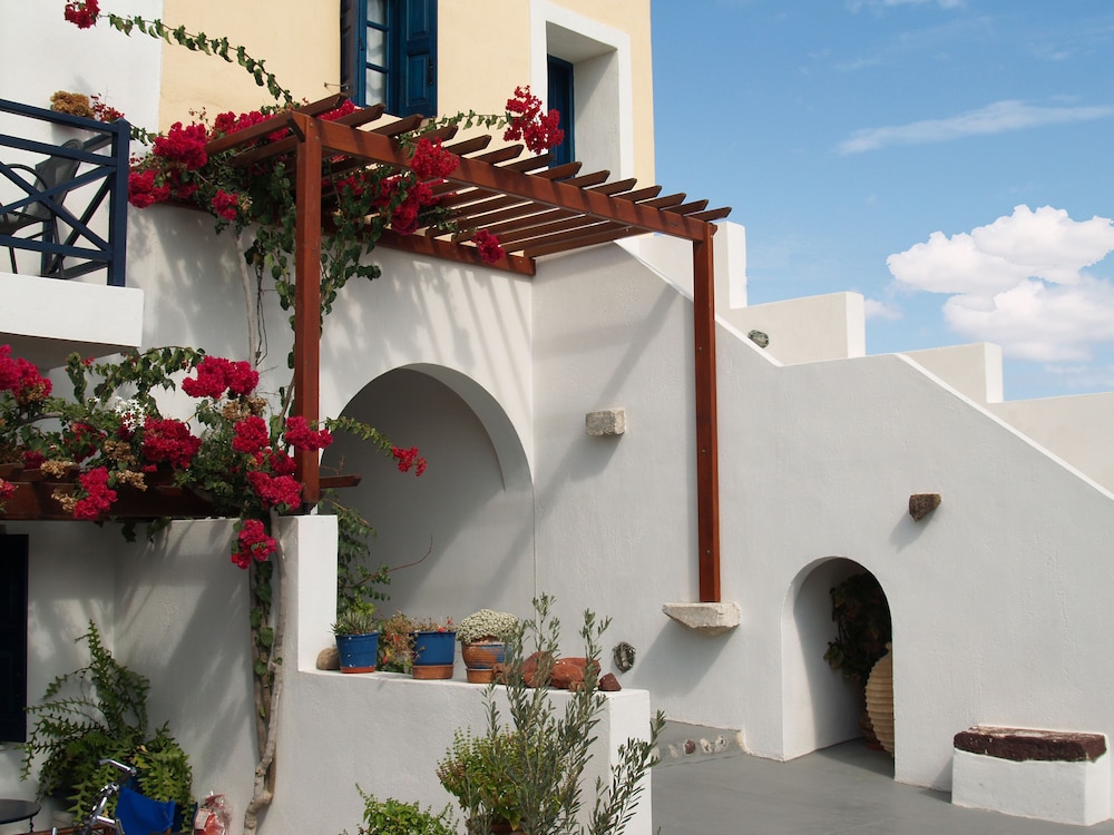 Hotel Kalimera — Hotel building in Akrotiri, South Aegean