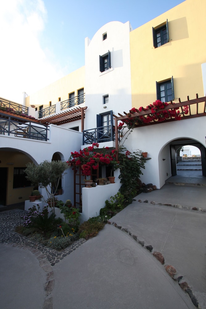 Hotel Kalimera — Hotel building in Akrotiri, South Aegean