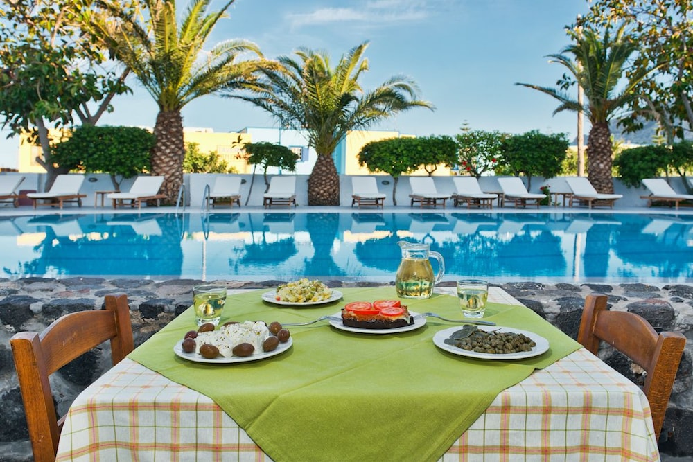 Hotel Makarios — Swimming pool in Kamari, South Aegean
