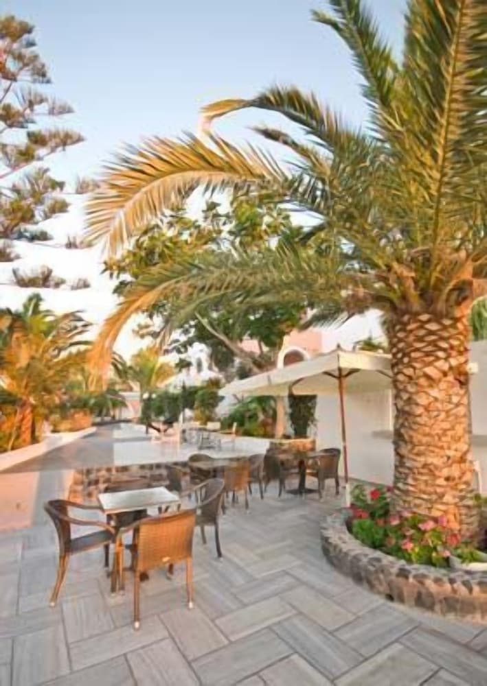 Hotel Makarios — Restaurant & bars in Kamari, South Aegean