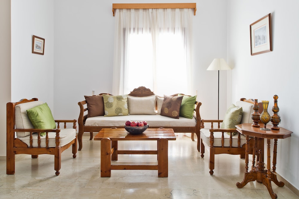 Hotel Makarios — Hotel rooms in Kamari, South Aegean