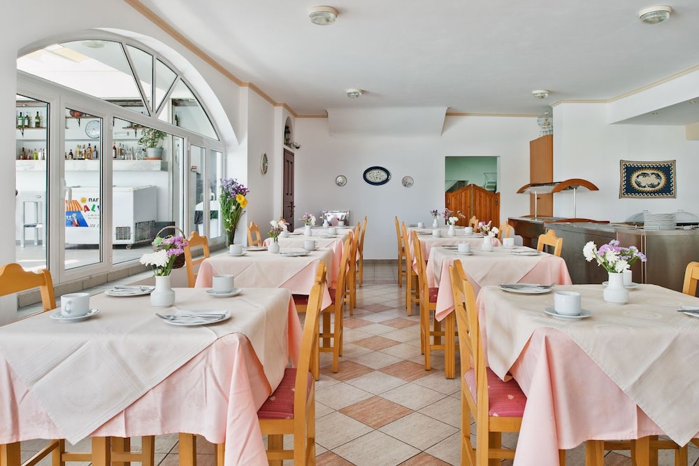 Hotel Makarios — Restaurant & bars in Kamari, South Aegean