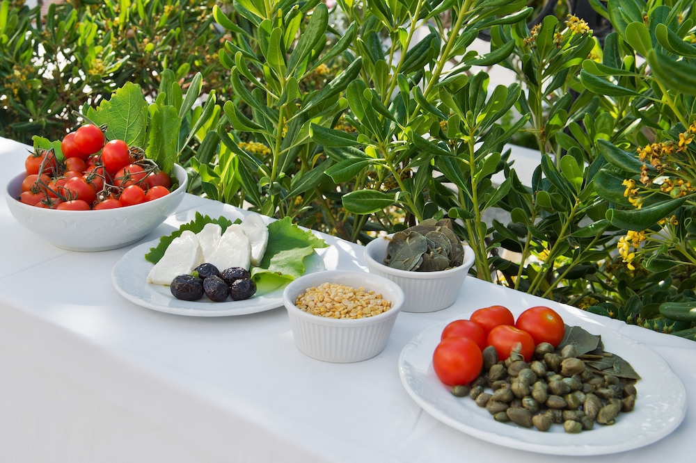 Hotel Makarios — Restaurant & bars in Kamari, South Aegean