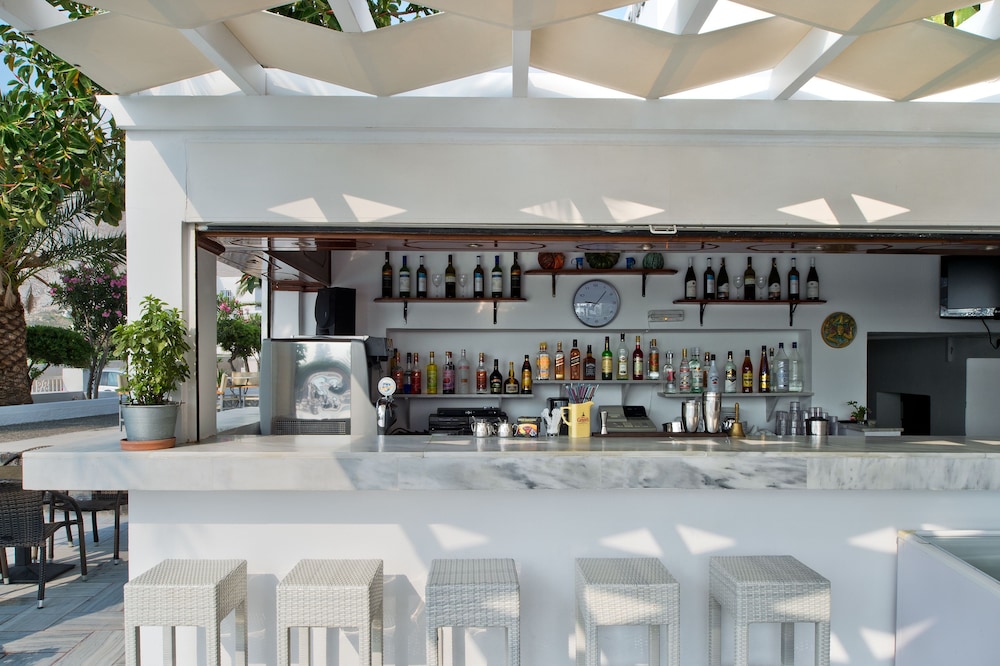 Hotel Makarios — Restaurant & bars in Kamari, South Aegean