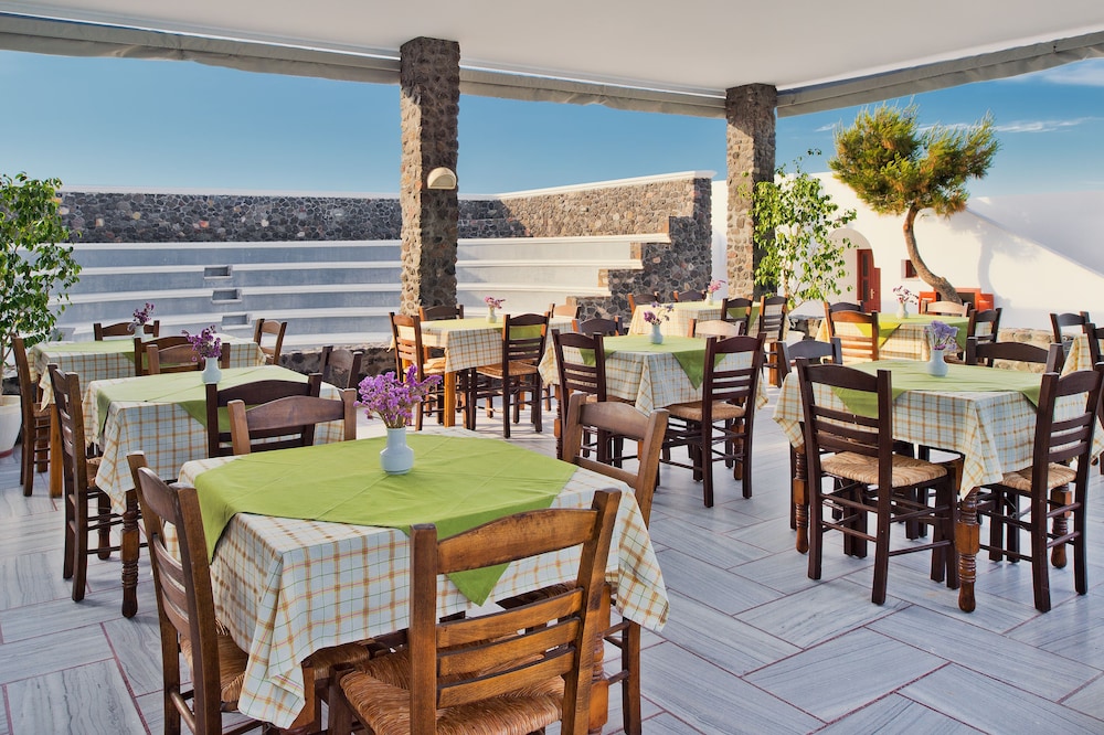 Hotel Makarios — Restaurant & bars in Kamari, South Aegean