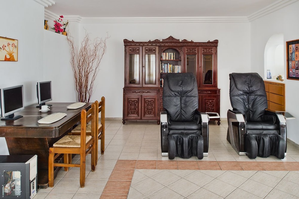 Hotel Makarios — Hotel rooms in Kamari, South Aegean