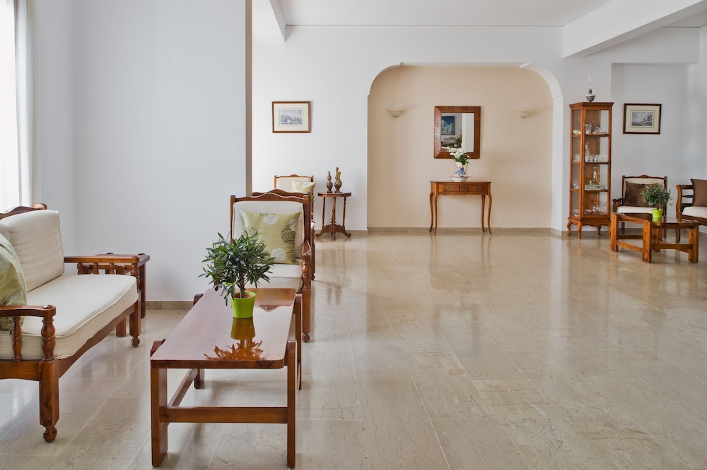 Hotel Makarios — Hotel building in Kamari, South Aegean
