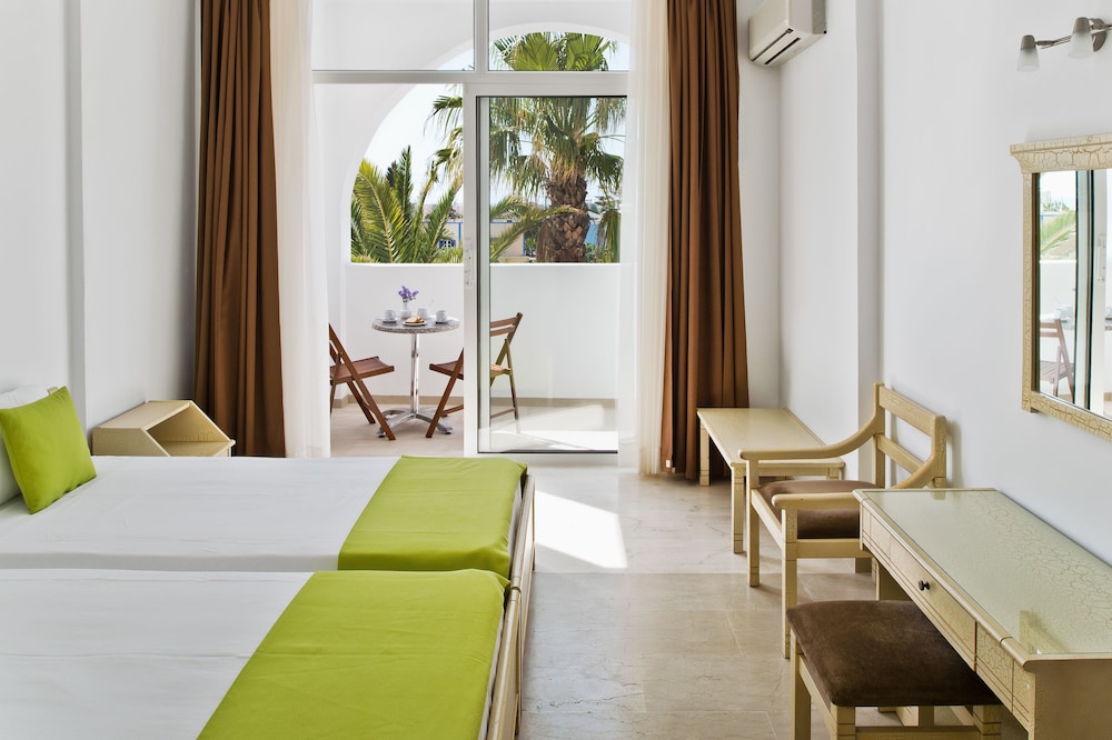Hotel Makarios — Hotel rooms in Kamari, South Aegean