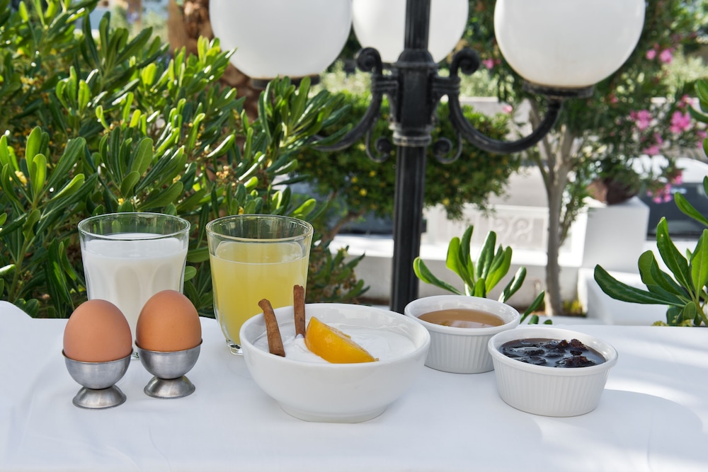 Hotel Makarios — Restaurant & bars in Kamari, South Aegean