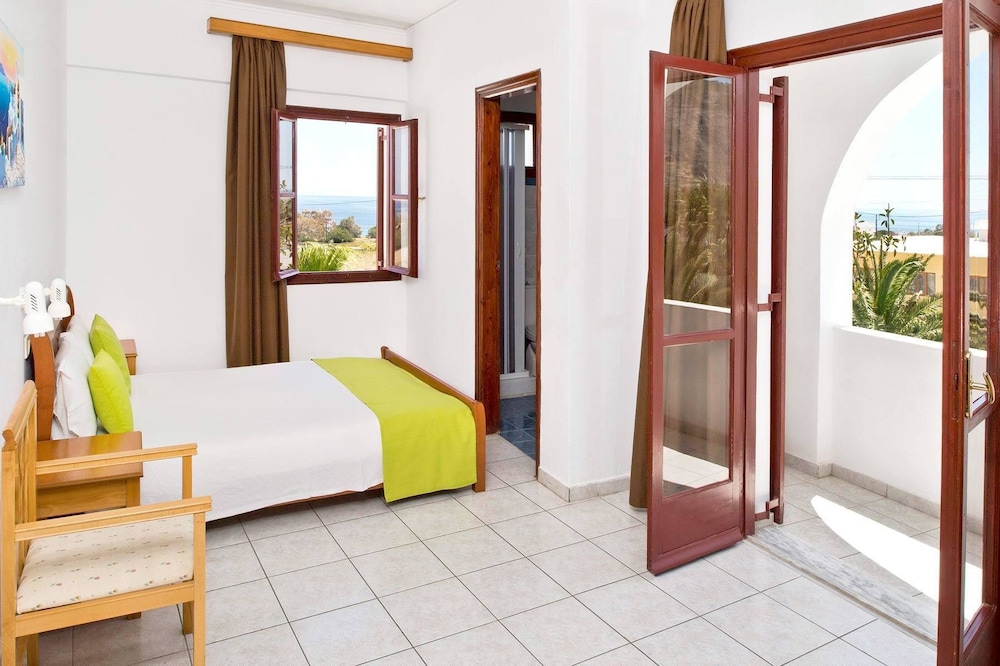 Hotel Makarios — Hotel rooms in Kamari, South Aegean
