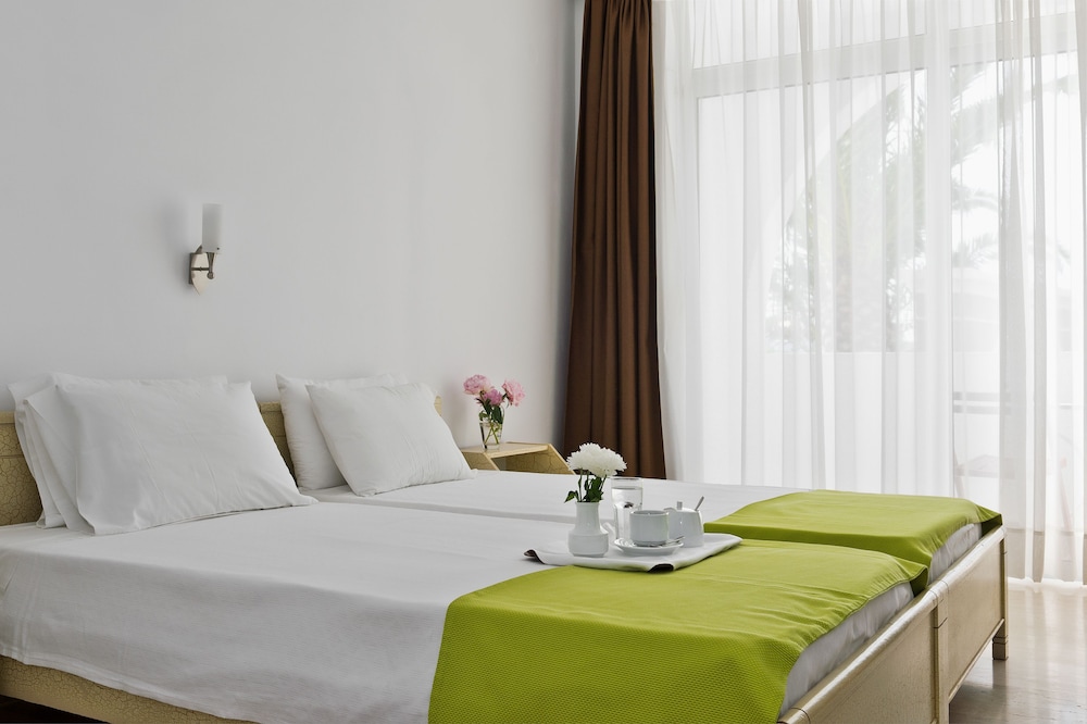 Hotel Makarios — Hotel rooms in Kamari, South Aegean