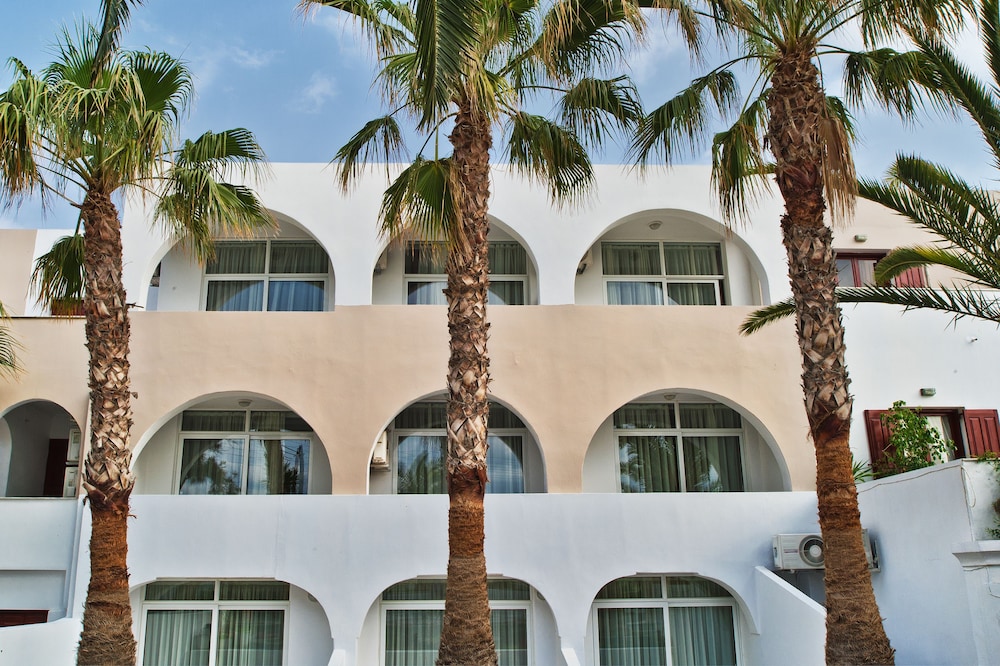 Hotel Makarios — Hotel building in Kamari, South Aegean