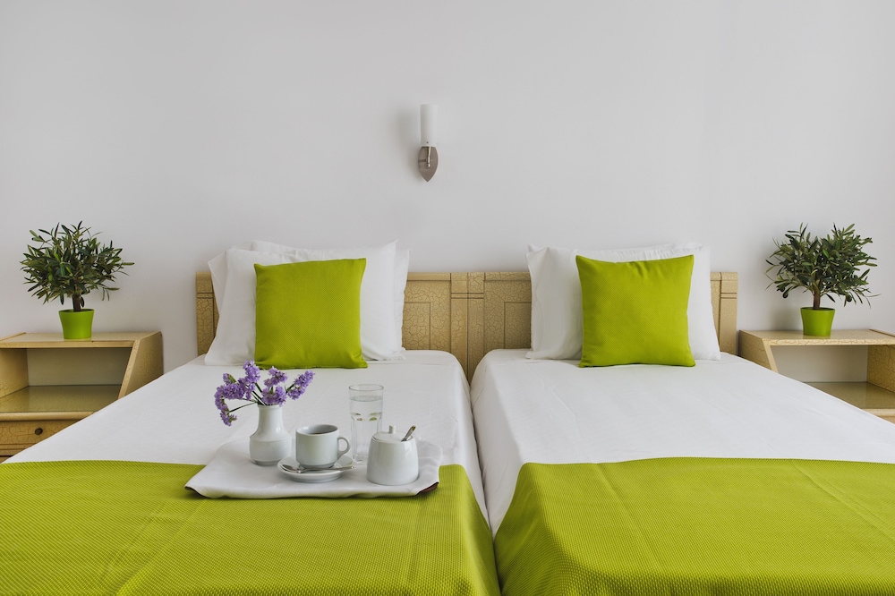 Hotel Makarios — Hotel rooms in Kamari, South Aegean