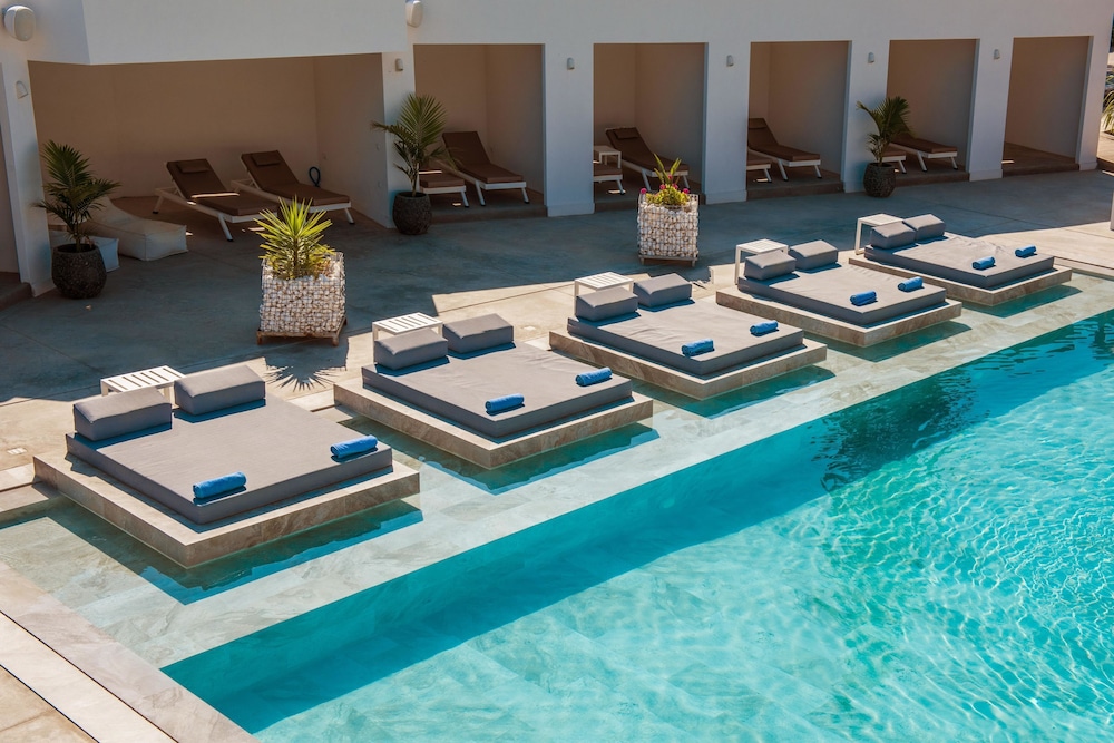 Hotel Matheo Villas & Suites — Swimming pool in Malia