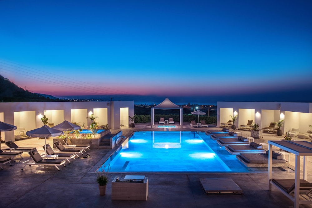 Hotel Matheo Villas & Suites — Swimming pool in Malia