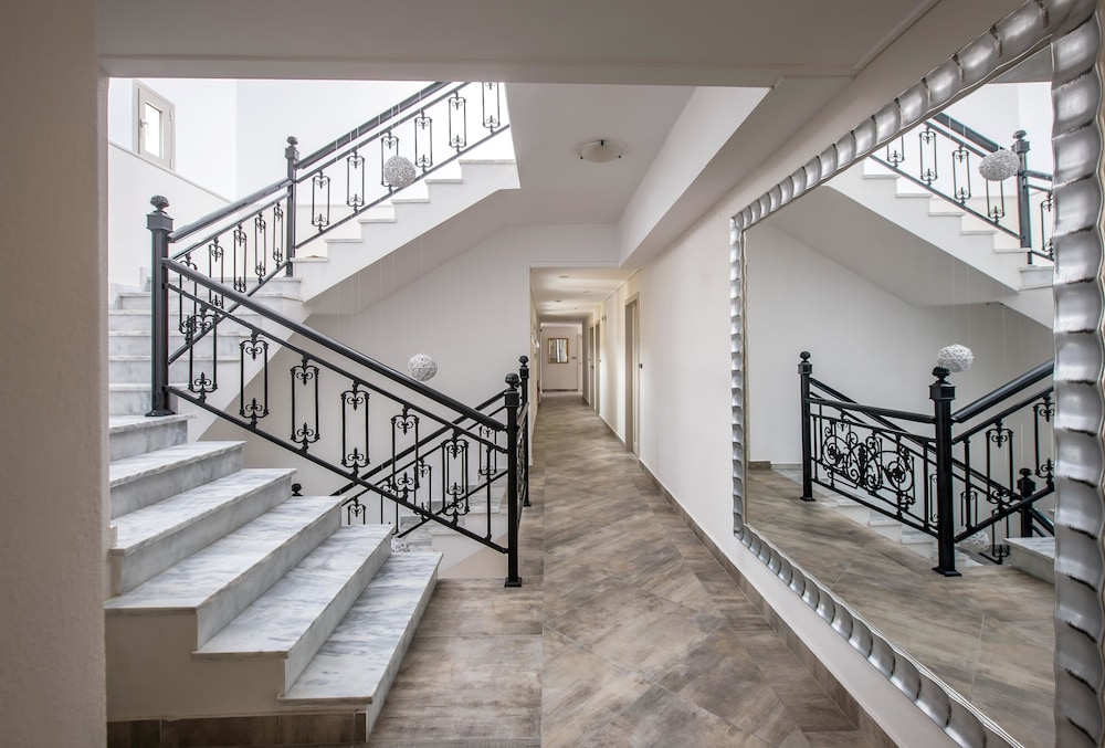 Hotel Matheo Villas & Suites — Hotel building in Malia