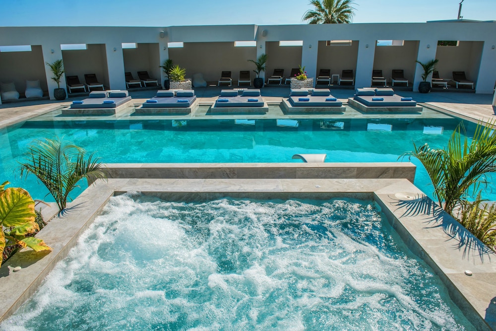 Hotel Matheo Villas & Suites — Swimming pool in Malia