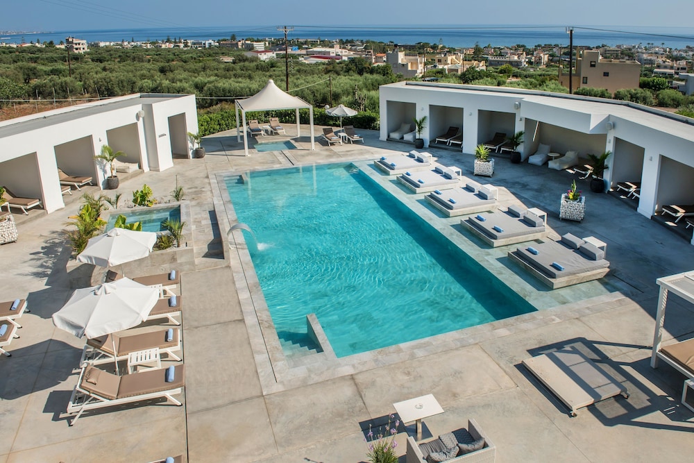 Hotel Matheo Villas & Suites — Swimming pool in Malia