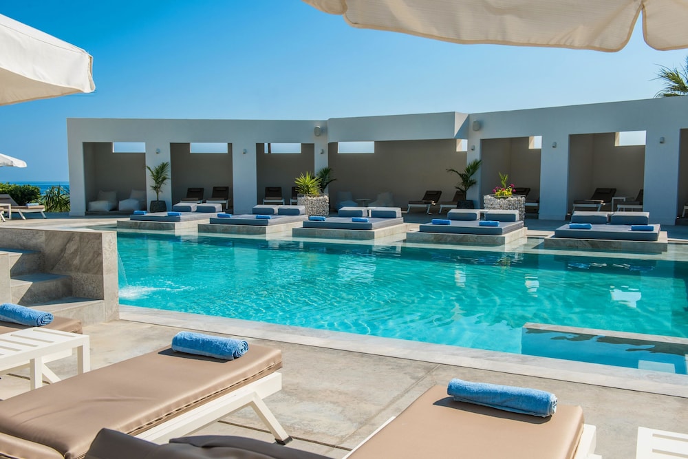 Hotel Matheo Villas & Suites — Swimming pool in Malia