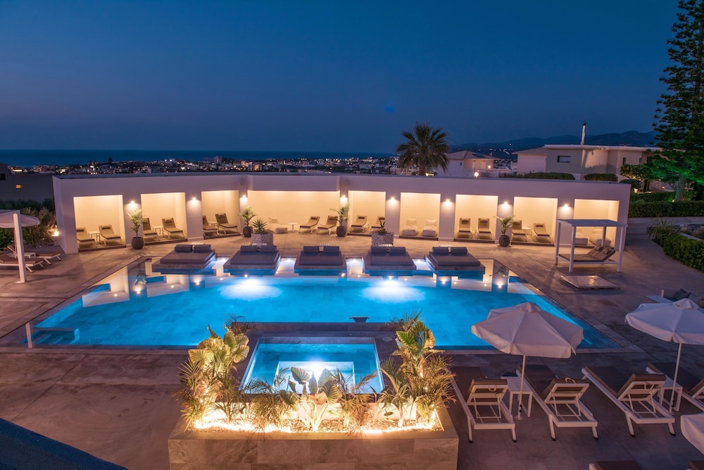 Hotel Matheo Villas & Suites — Swimming pool in Malia