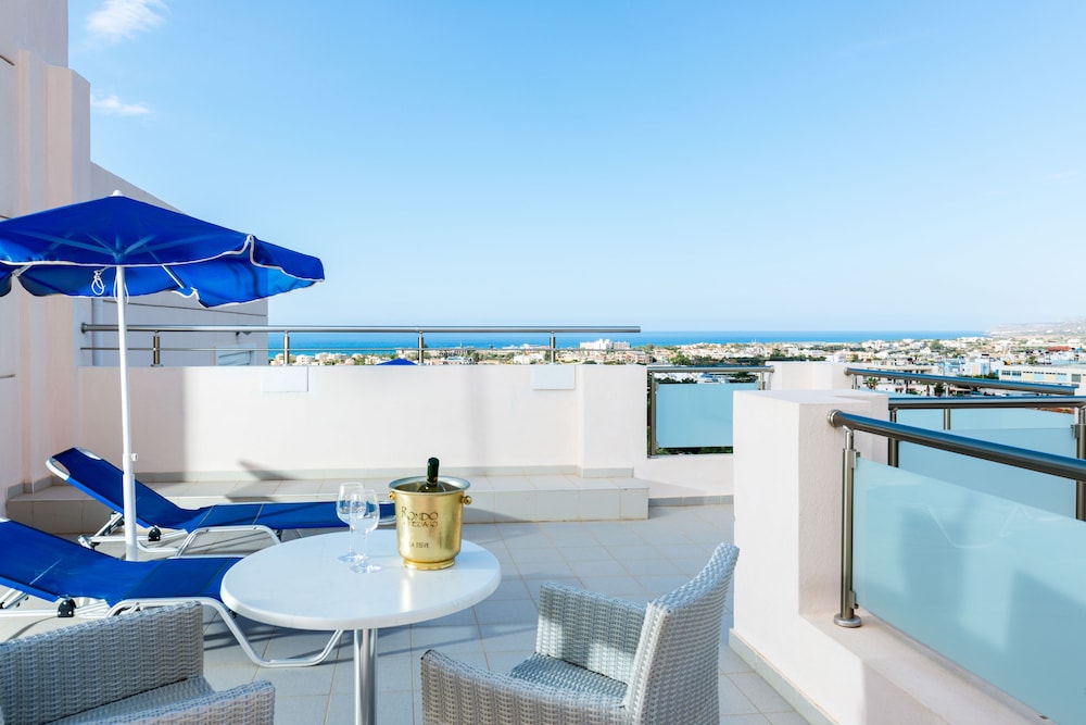 Hotel Matheo Villas & Suites — Beach in Malia